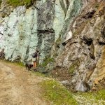 Aus den Felsen schiesst das frische Gletscherwasser. Wenn man sein Ohr an das Gestein legt, kann man das Rauschen im Inneren des Felsen hören...