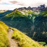 Den Prägratner Höhenweg geht es entlang bis zum "Fenster"