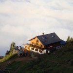 Hochgernhaus oben in den Wolken